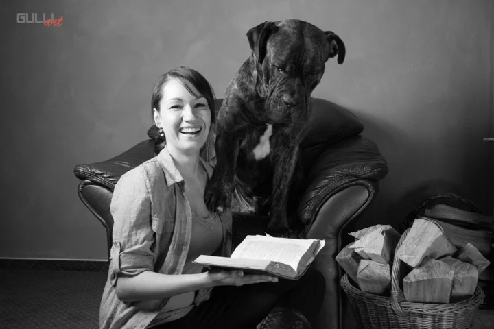 Frau mit großem Hund auf einem Sessel
